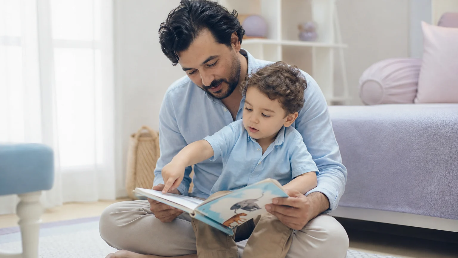 Kitap okuyan baba ve oğul, nörogelişimsel farklılıklar ve bozukluklar konusunda erken çocukluk dönemini gösteriyor.